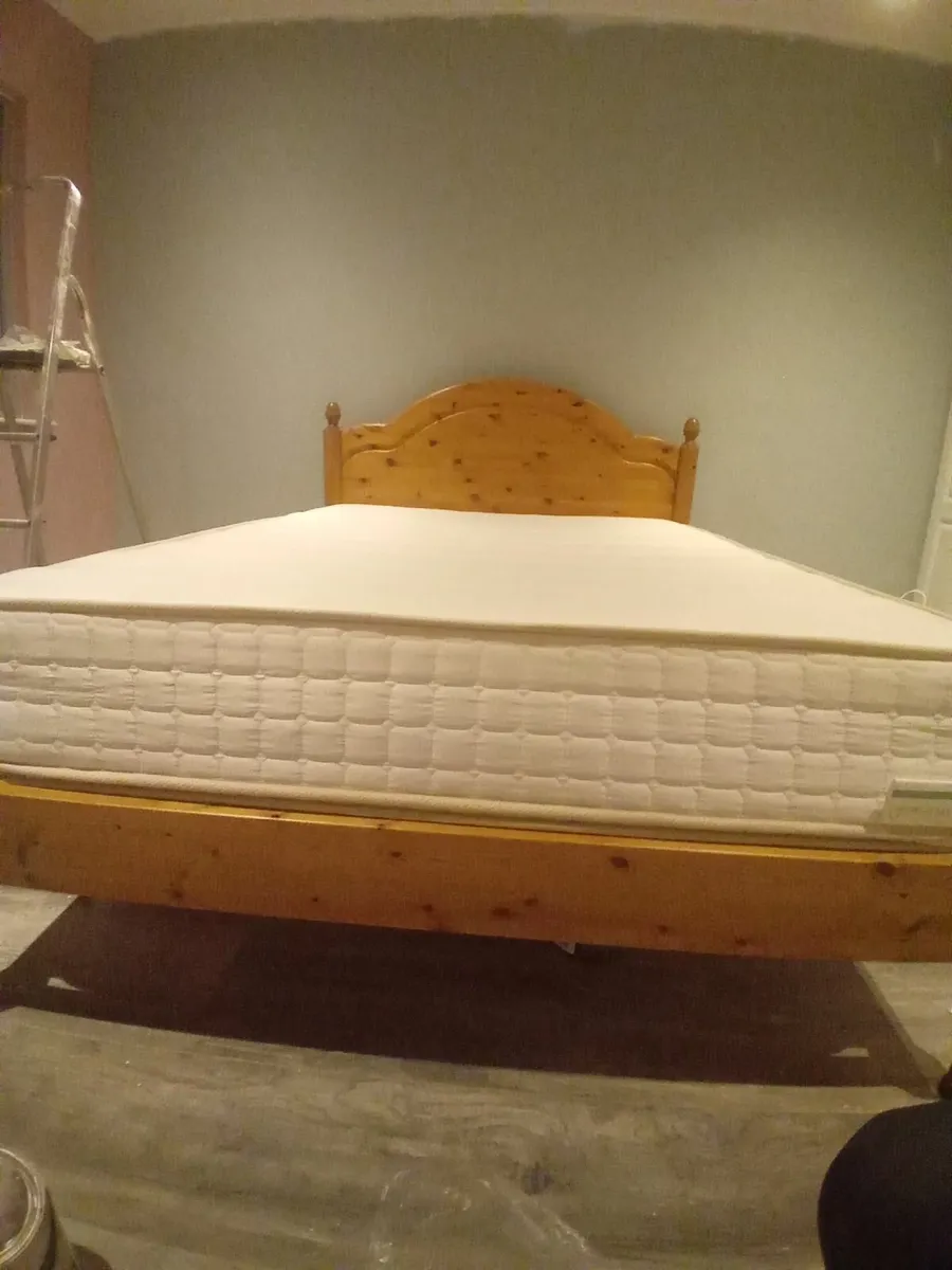 Bed and dressing table - Image 2