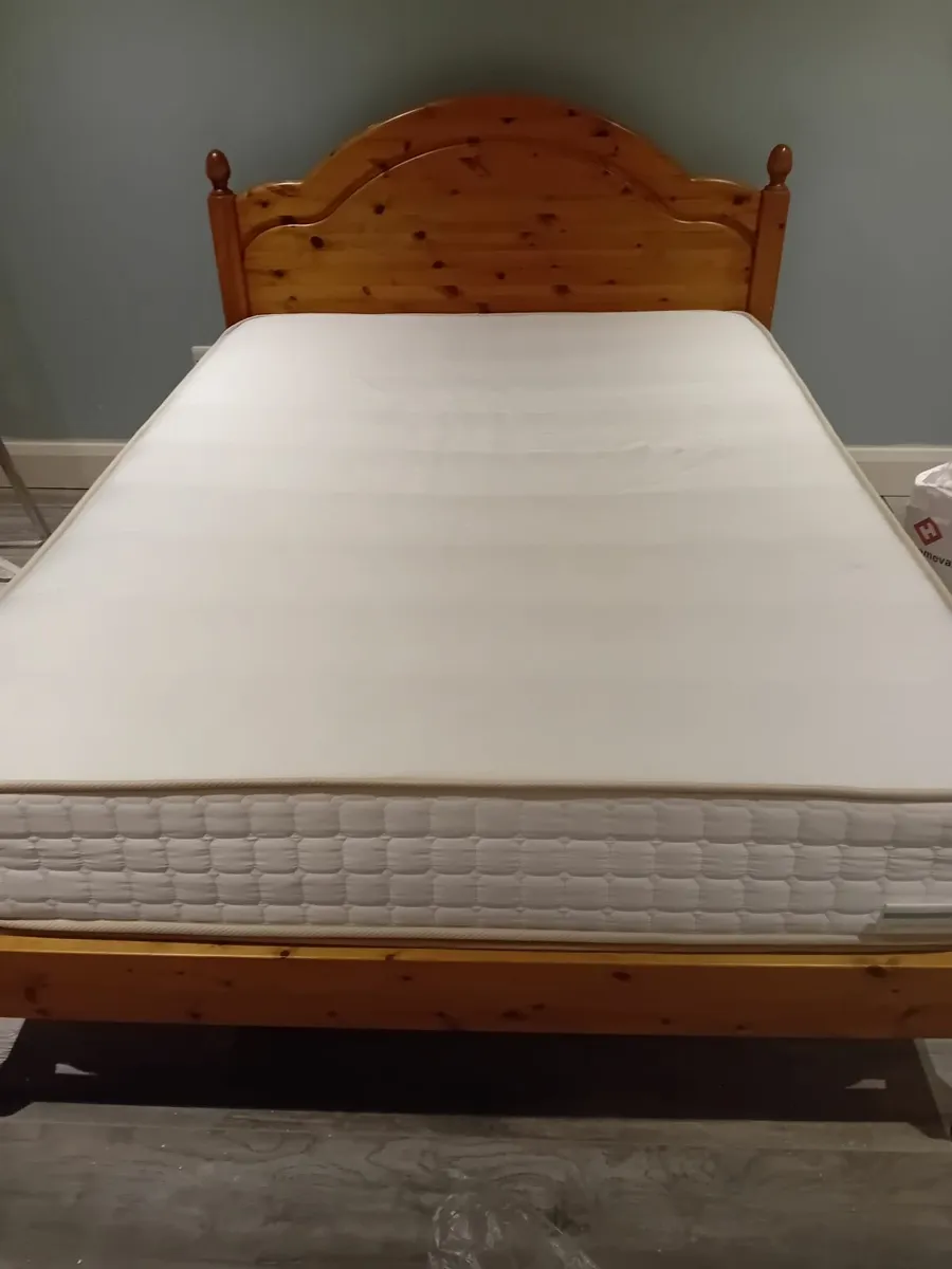 Bed and dressing table - Image 3