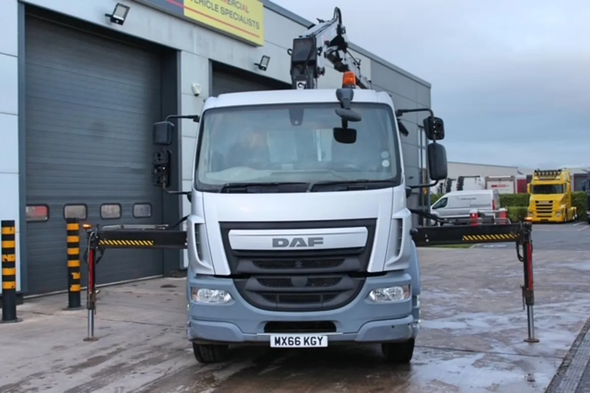 2017 DAF LF220 4X2 18TON WITH FOLD AWAY CRANE - Image 2