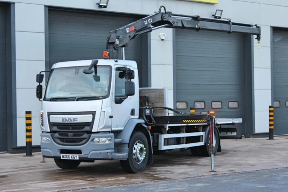2017 DAF LF220 4X2 18TON WITH FOLD AWAY CRANE - Image 3