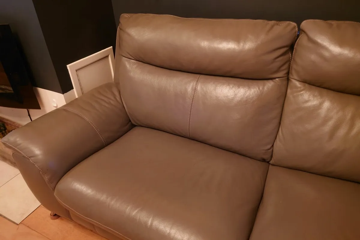 Leather sofa. - Image 3