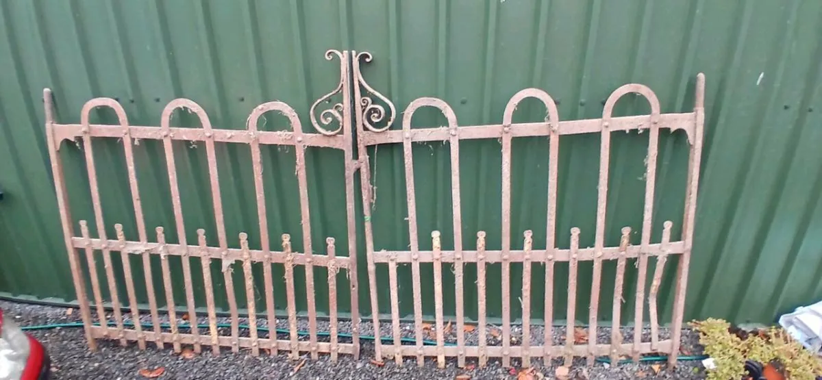 Old wrought iron gates - Image 2