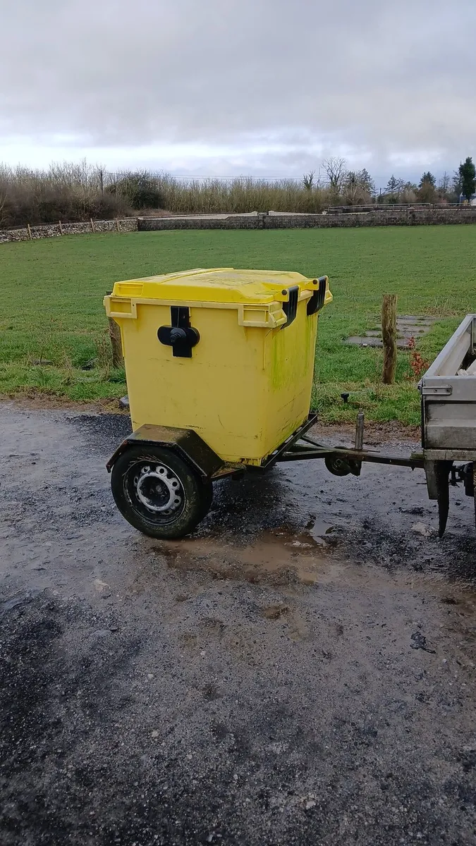 Mobile meal bin