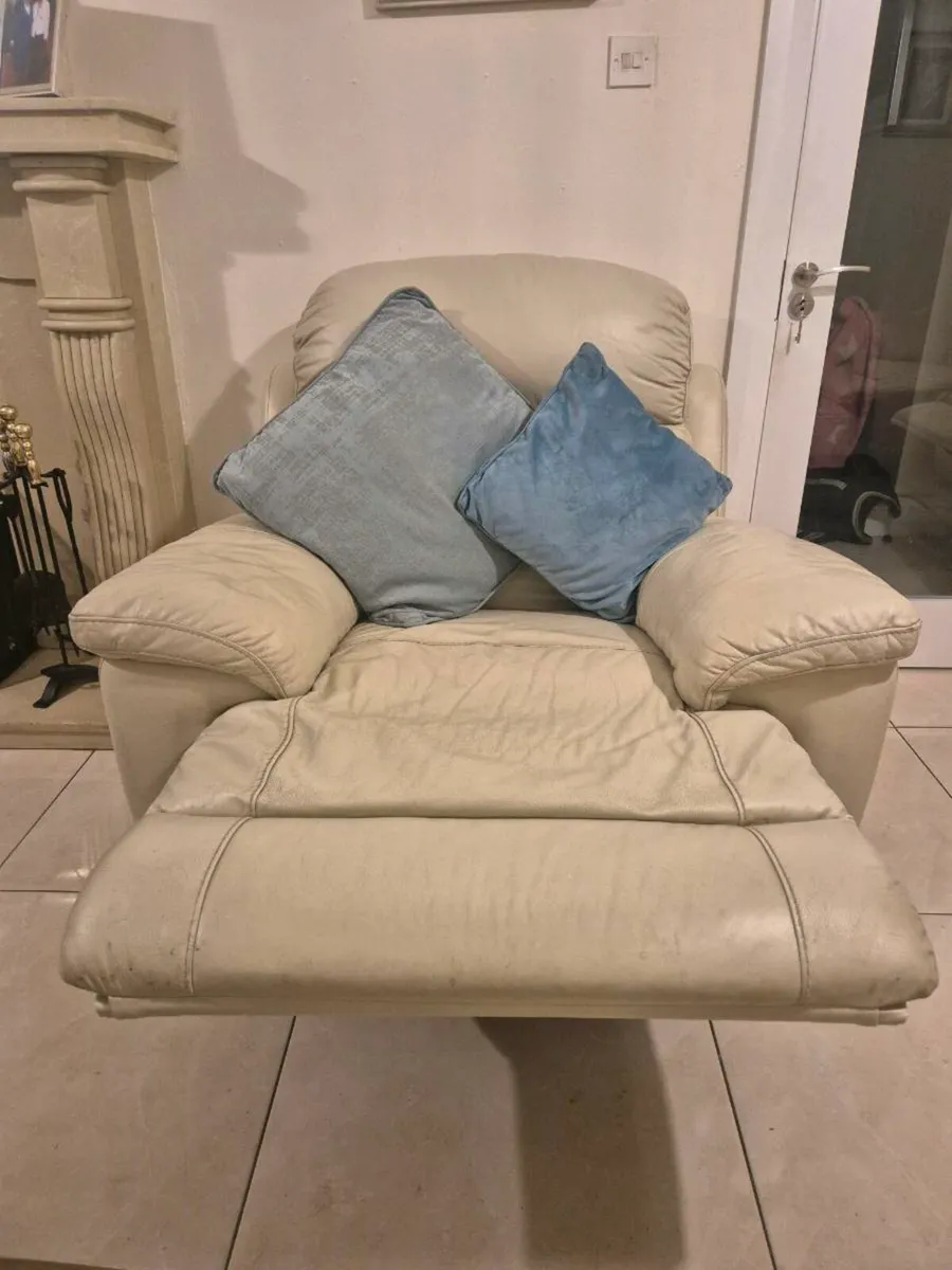 Dark cream leather 3-1-1 recliner sofa & chairs - Image 2