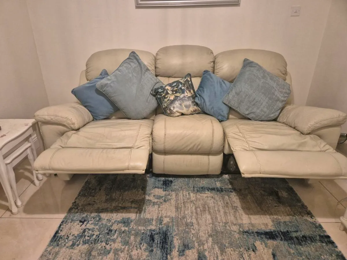 Dark cream leather 3-1-1 recliner sofa & chairs - Image 4