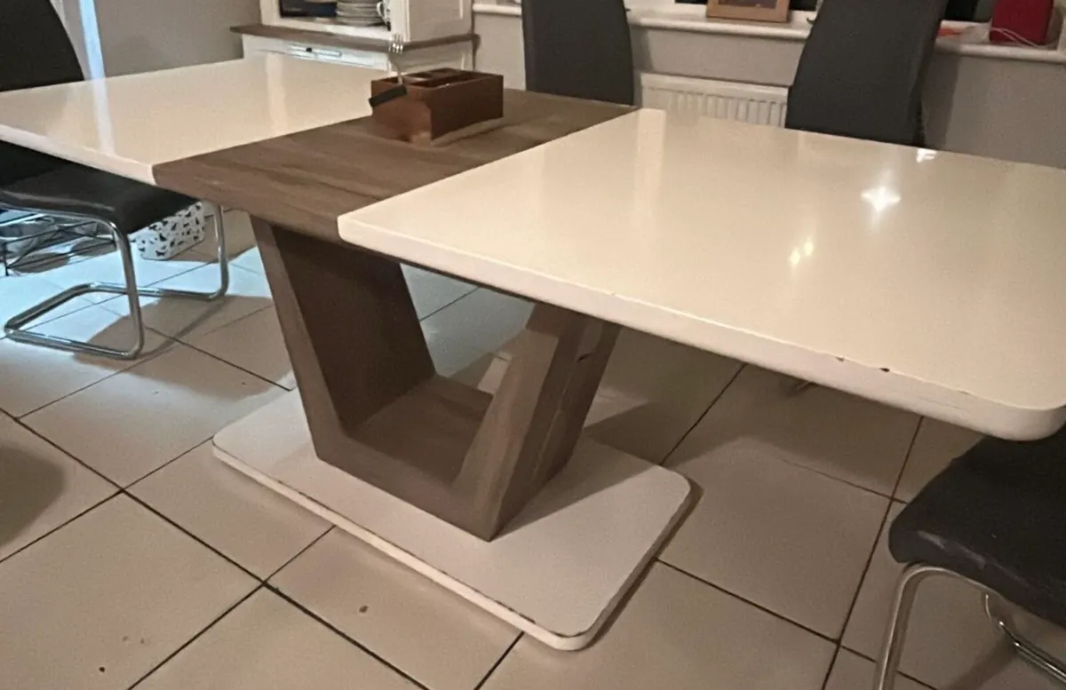 Table and 6 chairs - Image 1