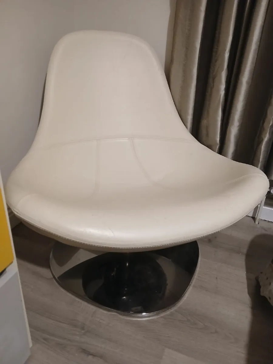 360 degree swivel egg chair - Image 1