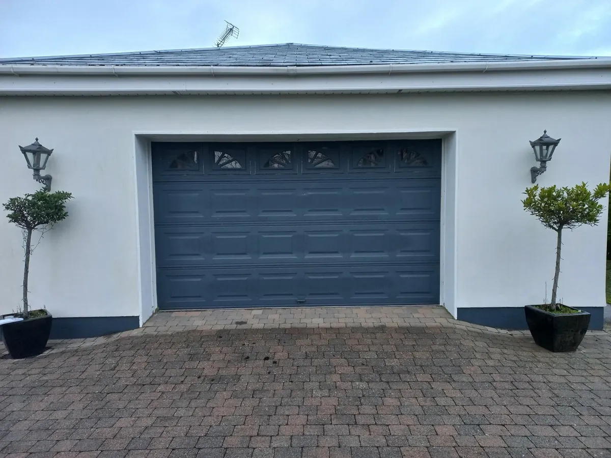 garage door - Image 1