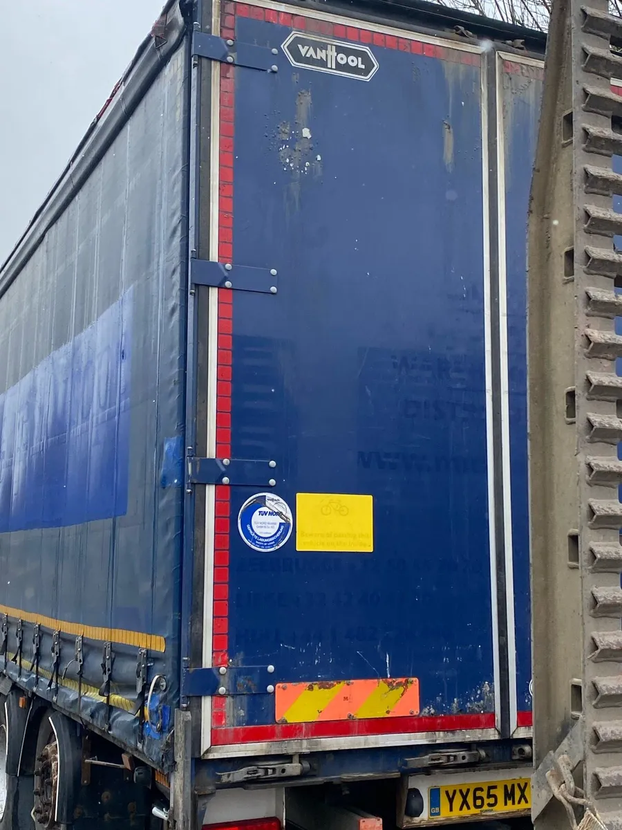 27 ft curtainsider with tail lift - Image 1