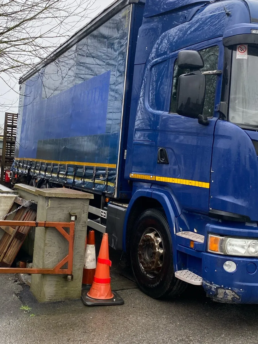 27 ft curtainsider with tail lift - Image 4