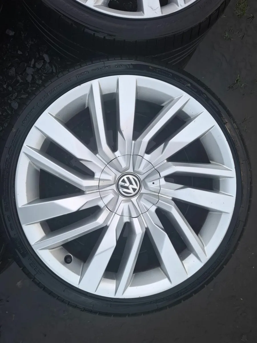 19" Genuine Vw Alloys with tyres - Image 3