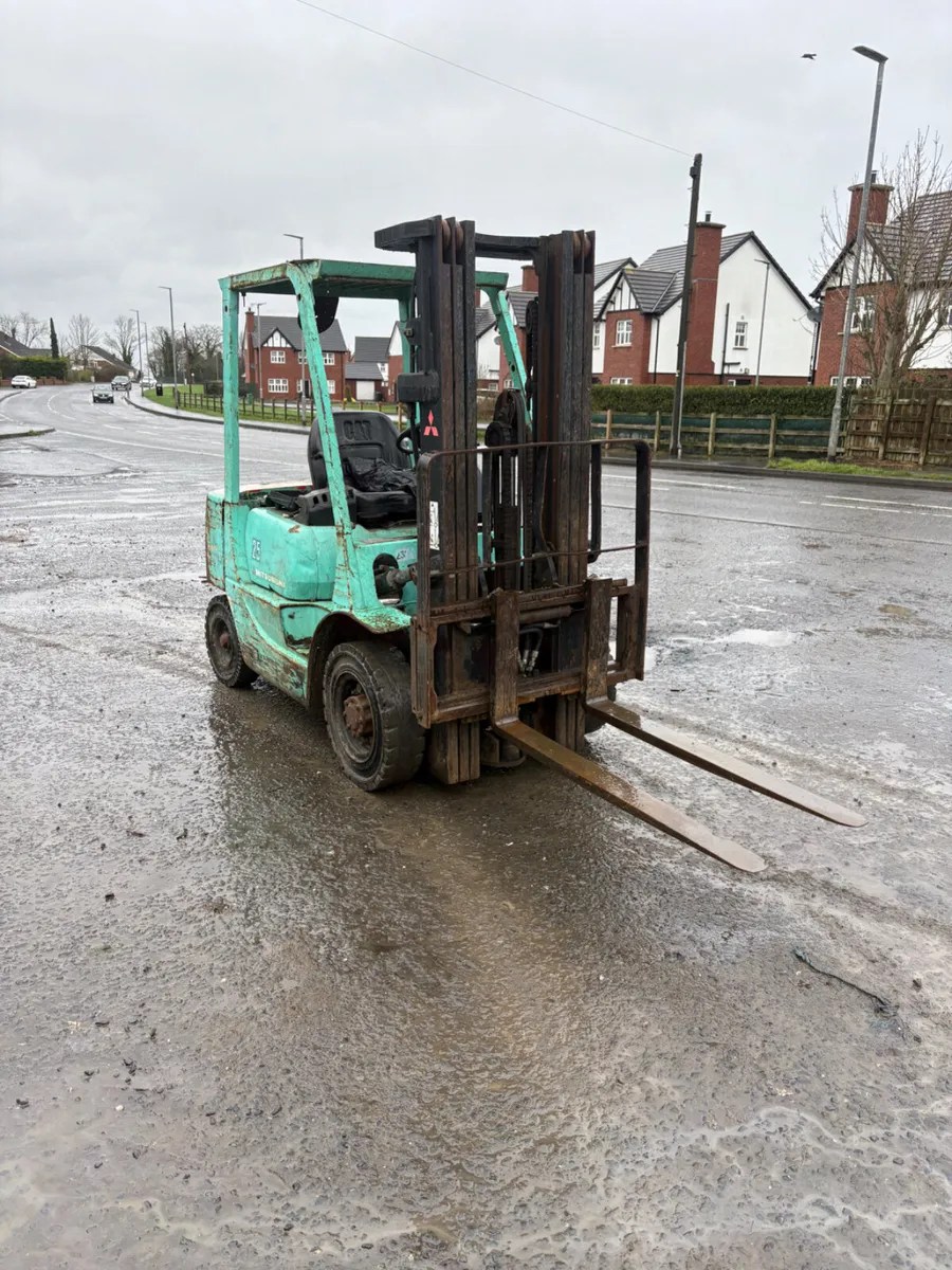 Mitsubishi 2.5 ton fork lift - Image 1