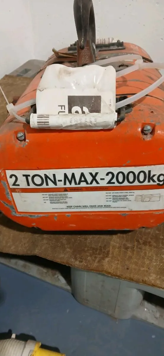 2 Ton chain lift - Image 1