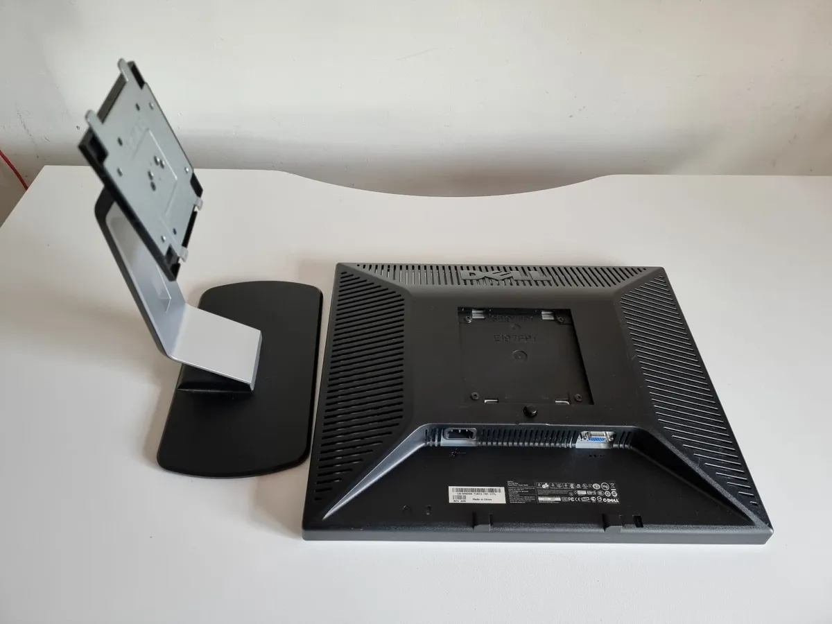 Dell 17" Monitor - Image 4