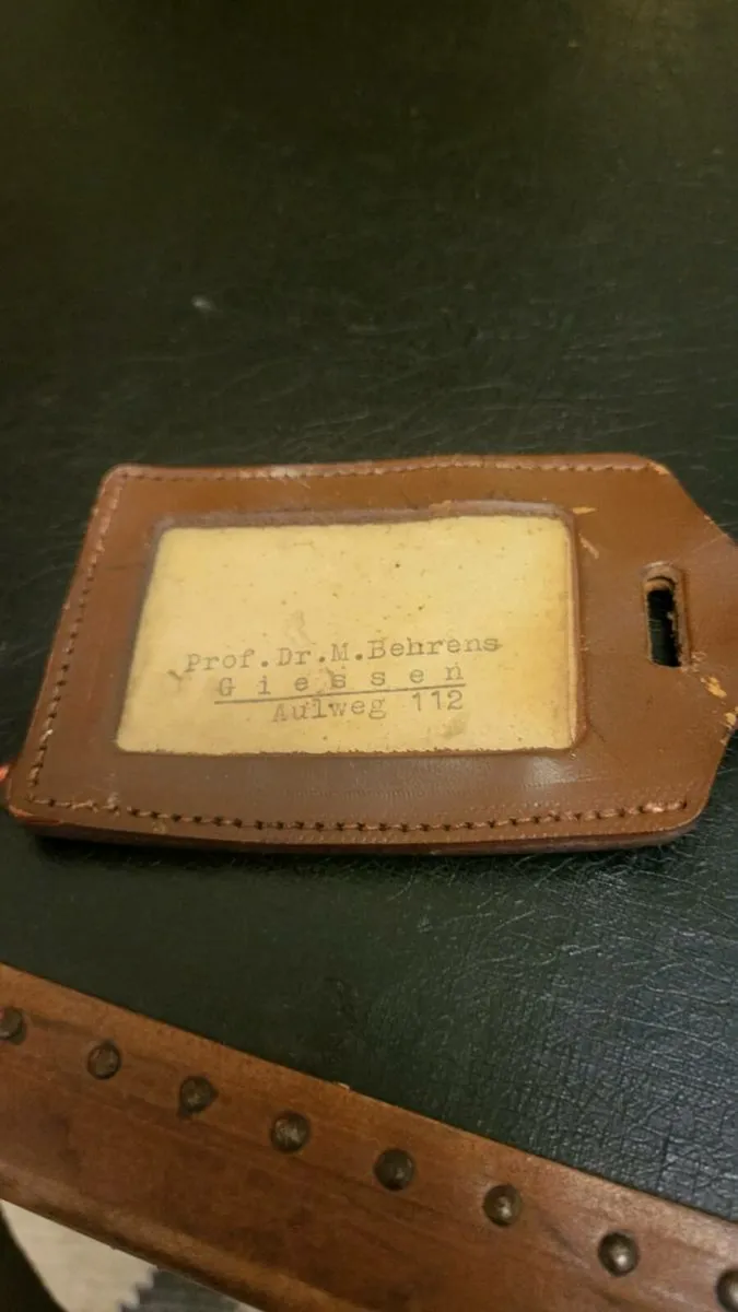 Antique Steamer Trunk -  storage or coffee table - Image 4