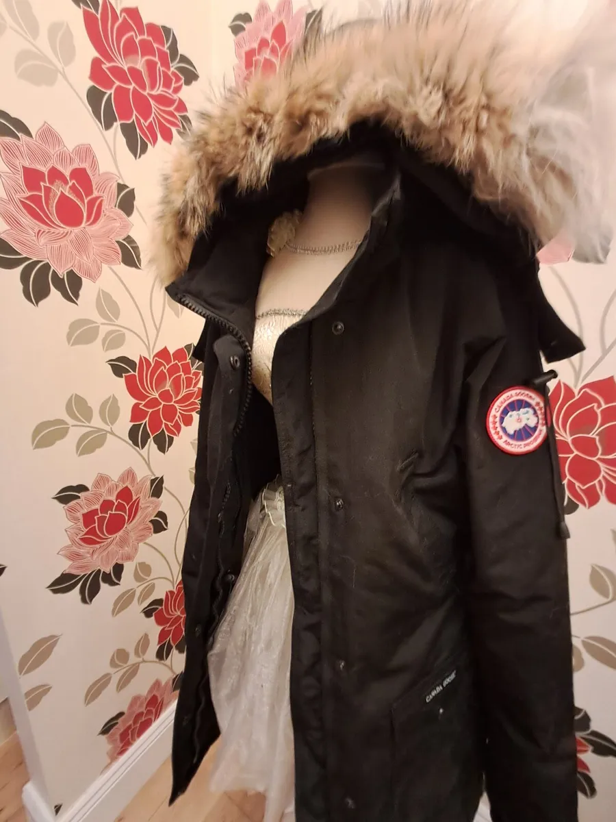 Canada Goose Ladies Jacket small size - Image 3