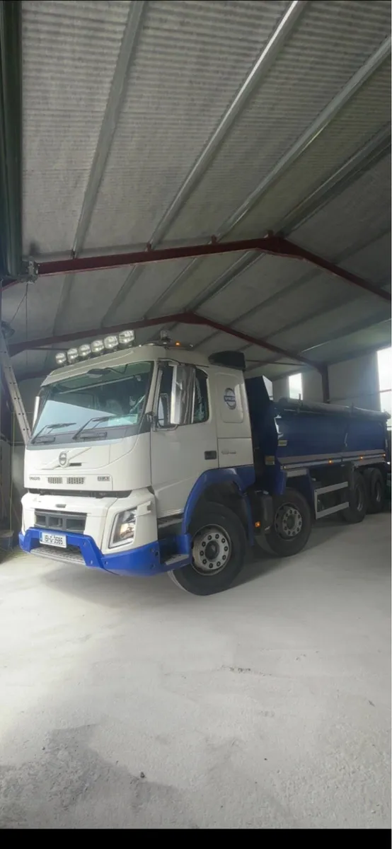Volvo fmx 420 8x4 tipper - Image 1