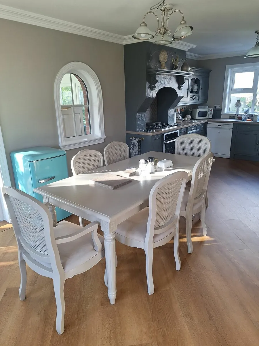 Table and chairs - Image 1