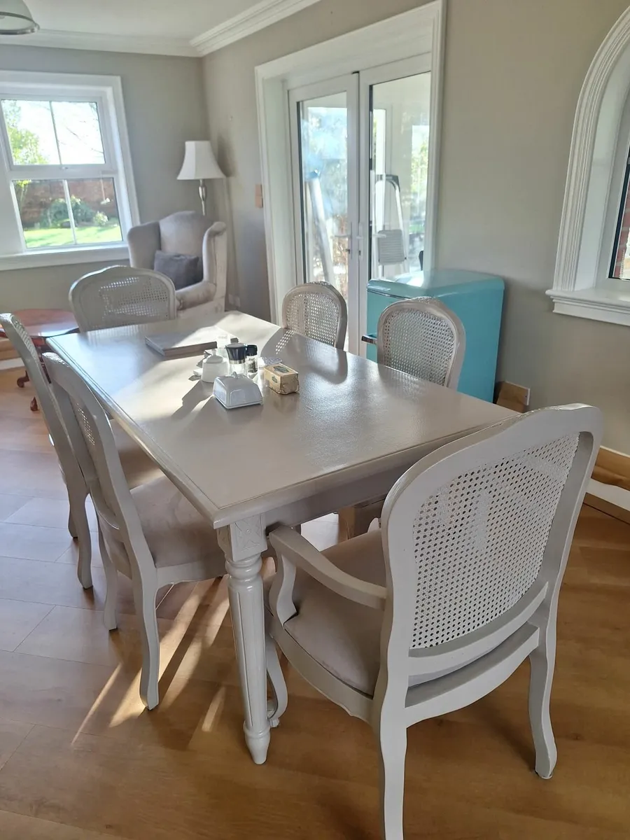 Table and chairs - Image 3