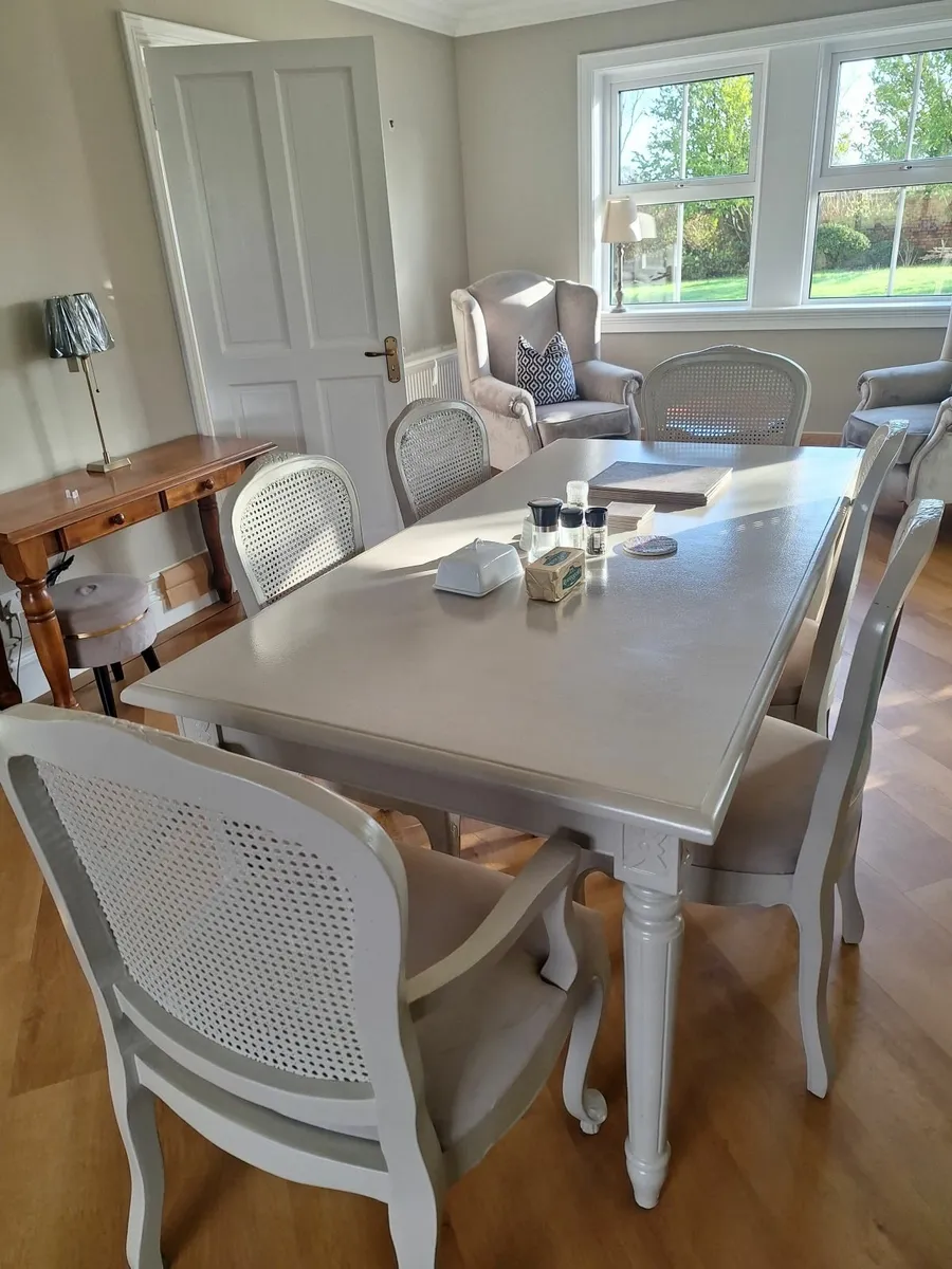 Table and chairs - Image 2