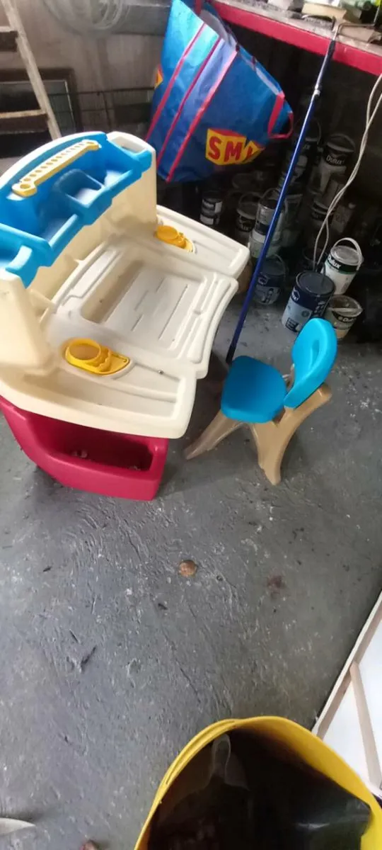Kids desk and stool - Image 1