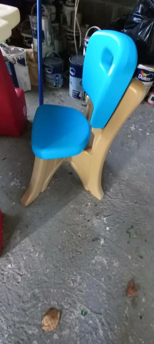 Kids desk and stool - Image 2