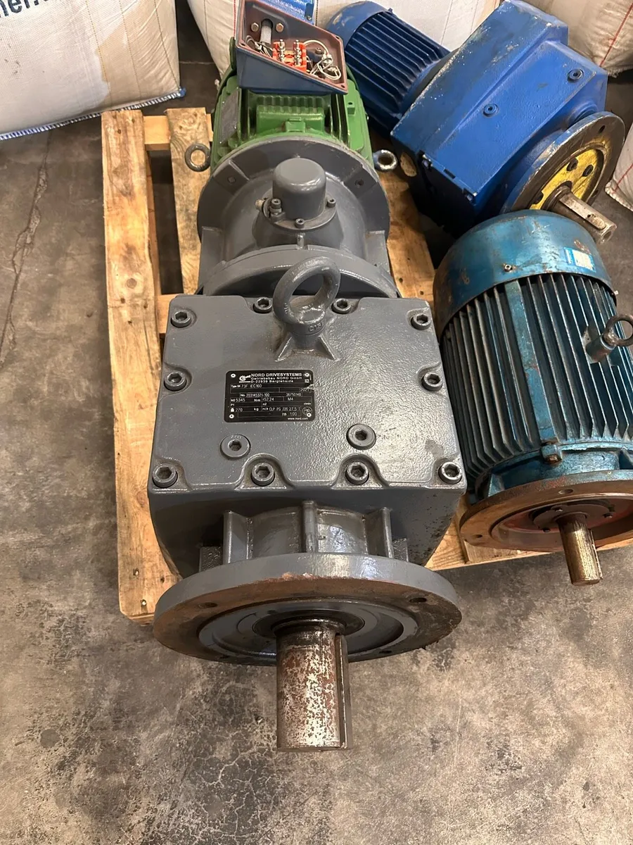 Electric motors and gearbox - Image 1