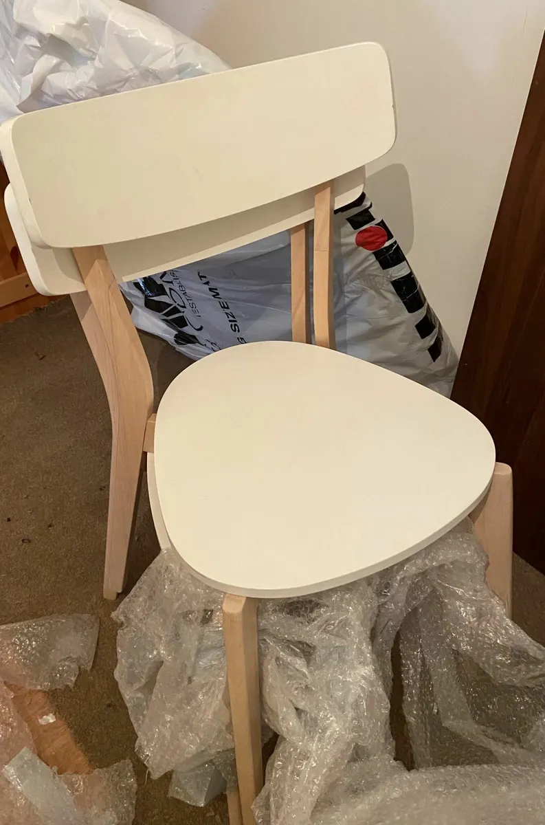 Table and Chairs - Image 2