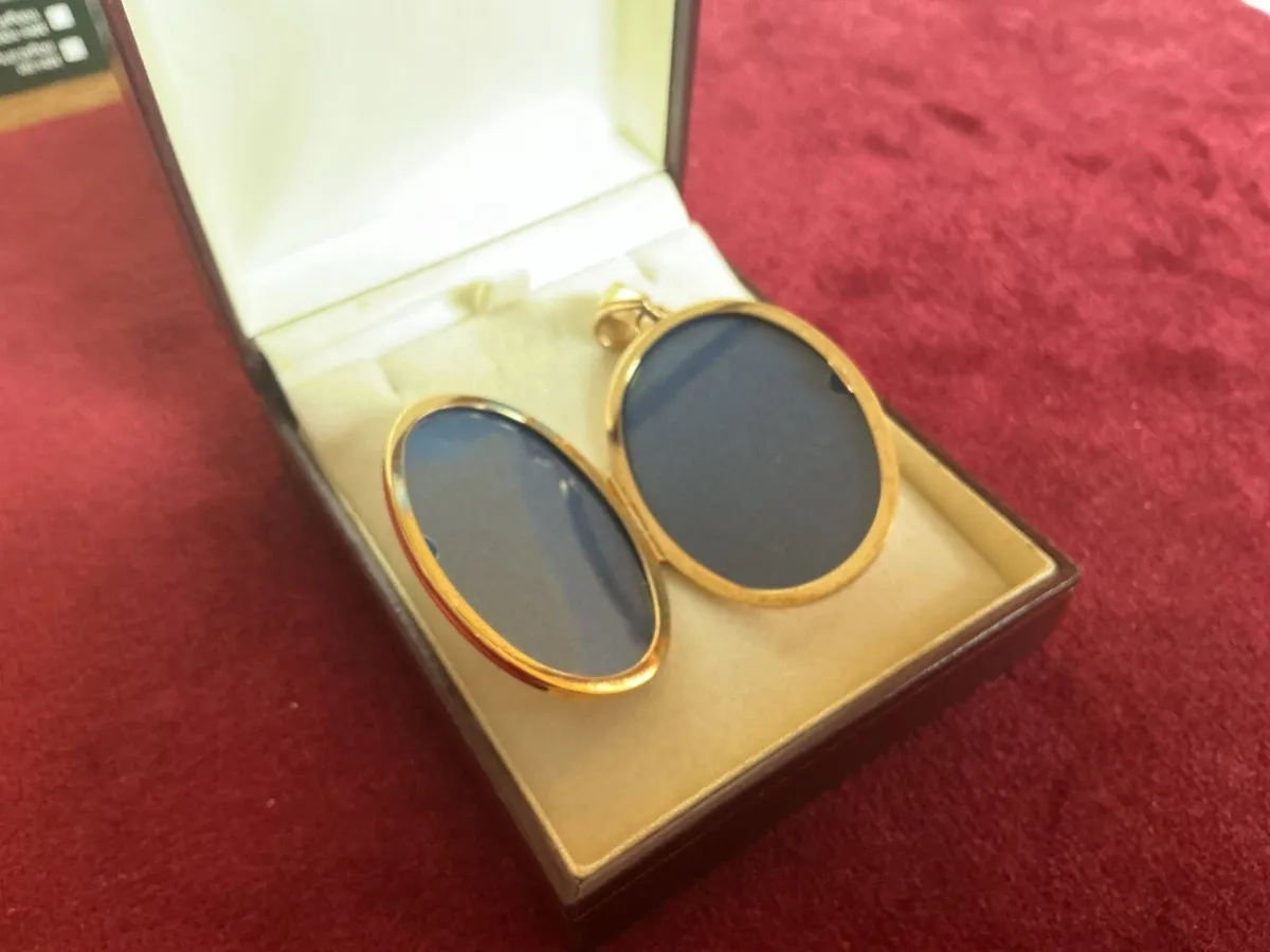 NEW 9ct SOLID  GOLD HEAVY LARGE DOUBLE LOCKET. - Image 2