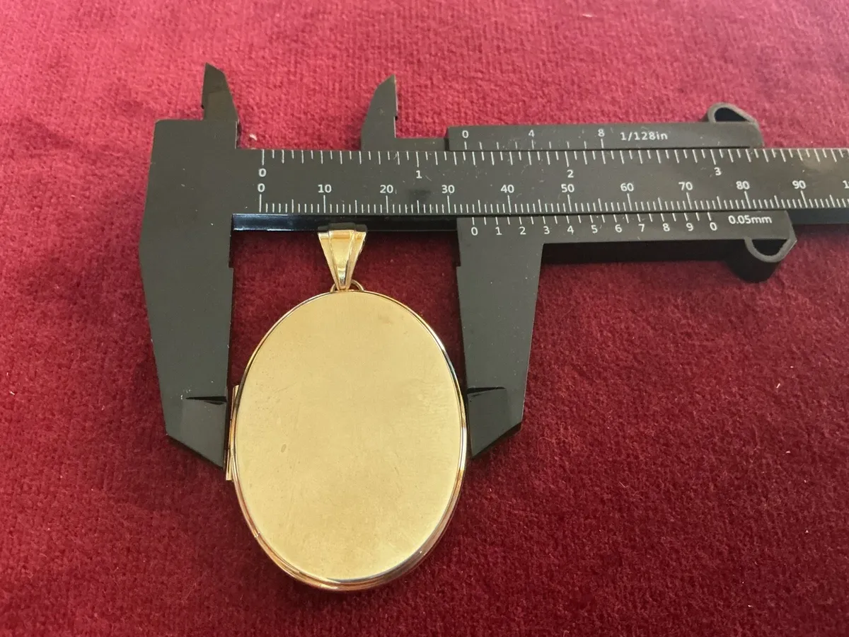 NEW 9ct SOLID  GOLD HEAVY LARGE DOUBLE LOCKET. - Image 3