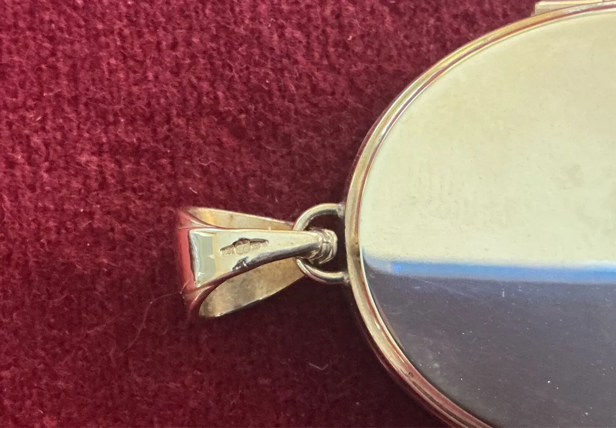 NEW 9ct SOLID  GOLD HEAVY LARGE DOUBLE LOCKET. - Image 4