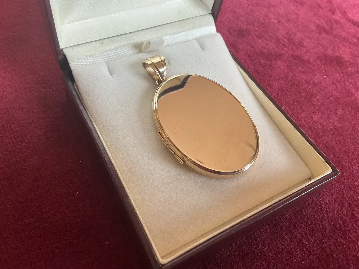 NEW 9ct SOLID  GOLD HEAVY LARGE DOUBLE LOCKET. - Image 1
