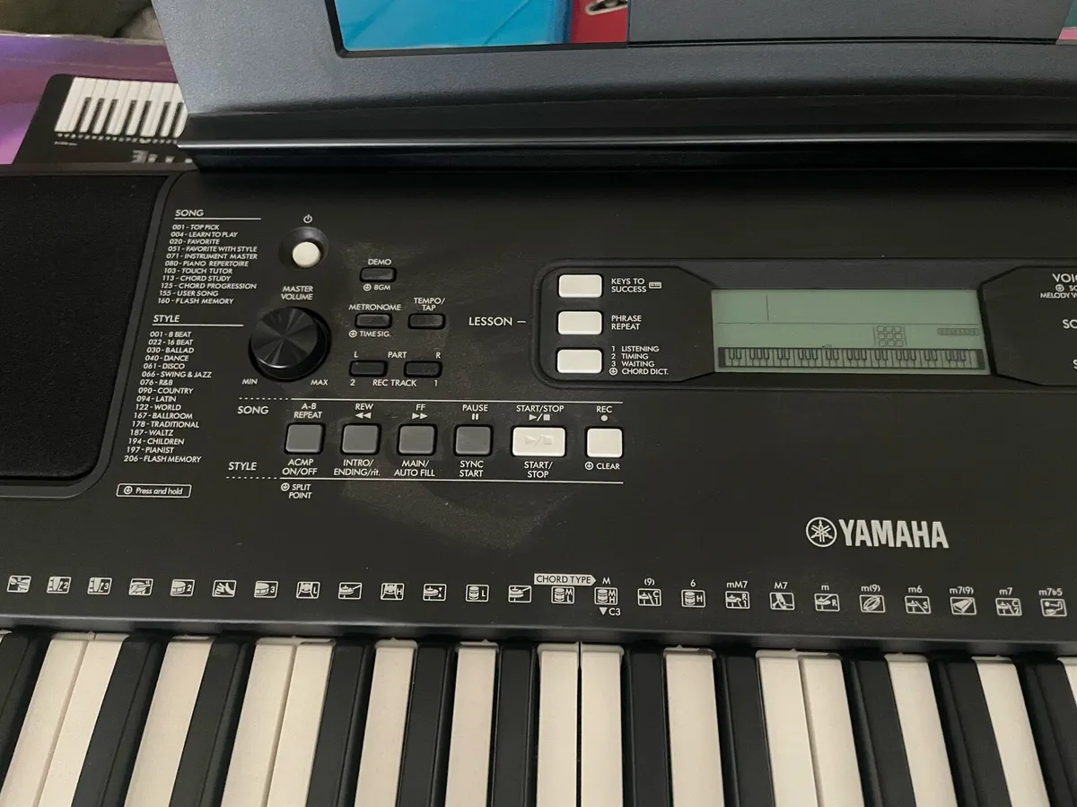 Yamaha PSR - E373 digital keyboard - Image 2