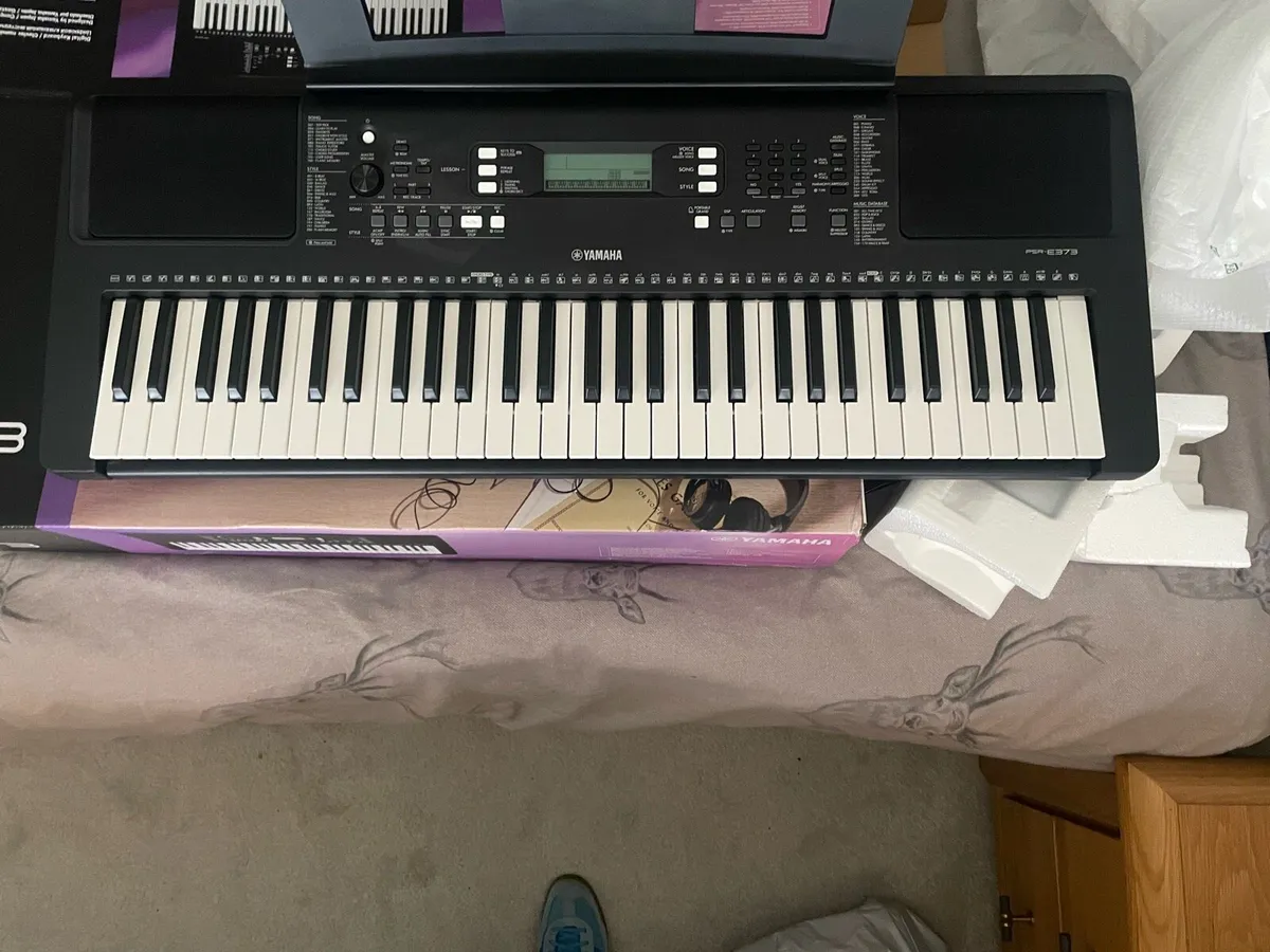 Yamaha PSR - E373 digital keyboard - Image 1
