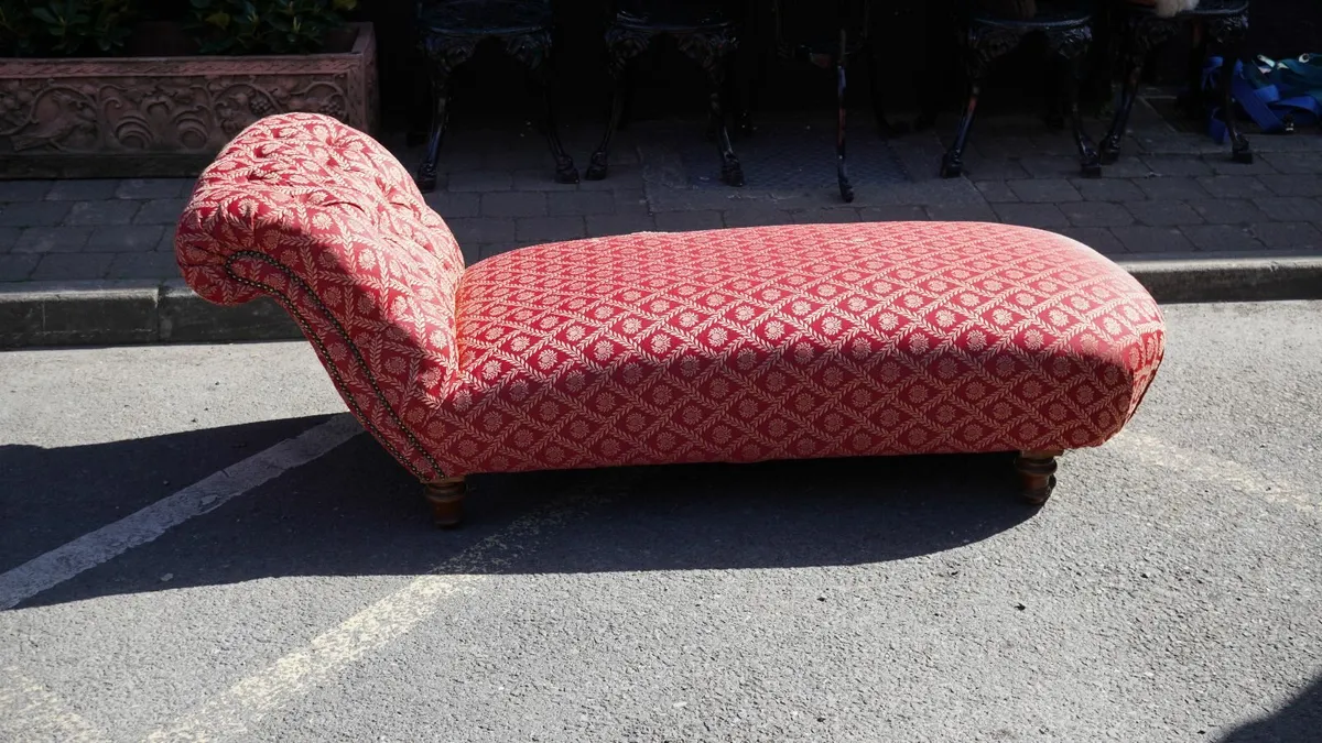 Elegant Red Chaise Longue - Image 1