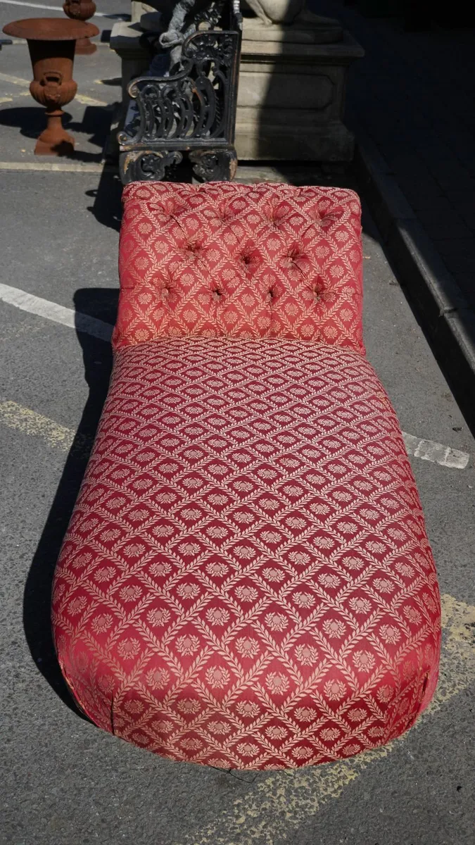 Elegant Red Chaise Longue - Image 3