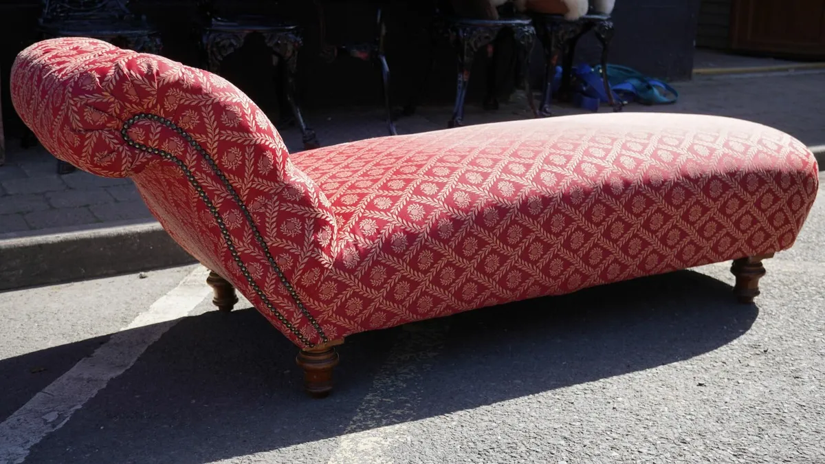 Elegant Red Chaise Longue - Image 2