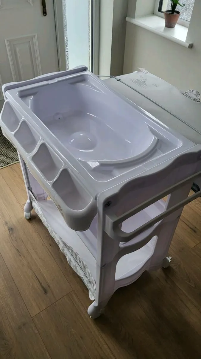 Baby changer and bath - Image 4
