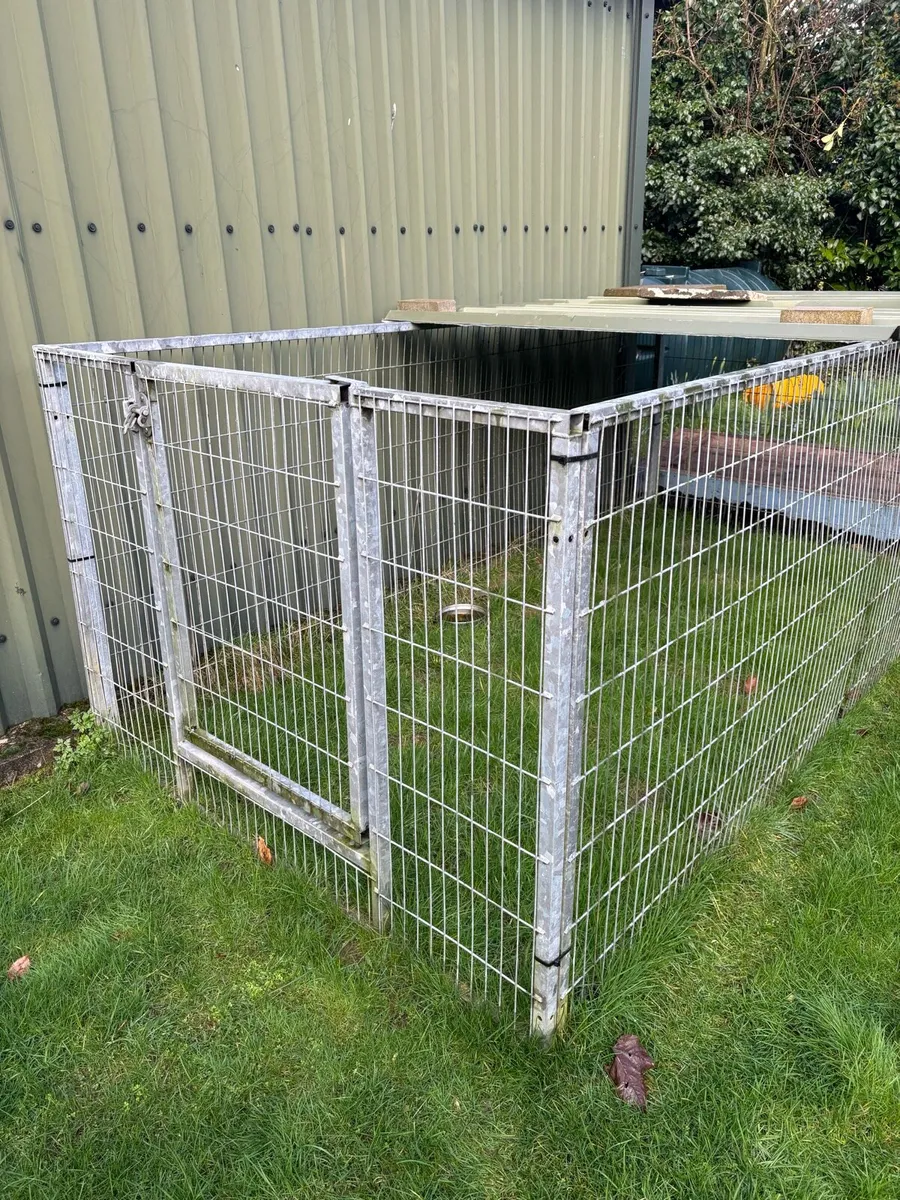 Dog pen - Image 1