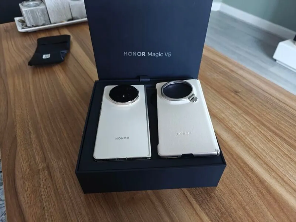 Honor Magic V5 512gb Ivory White European model, 100% battery, Only 3 Cycle Counts. boxed with all contents - Image 4