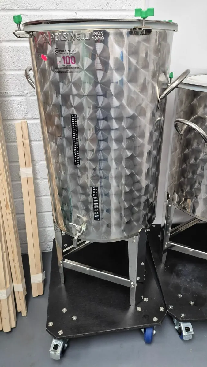100l Stainless Steel Tanks with taps - Image 2
