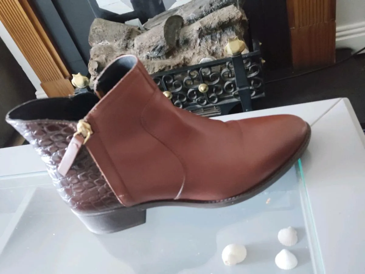 Boots 39 and trader Joe bag - Image 2