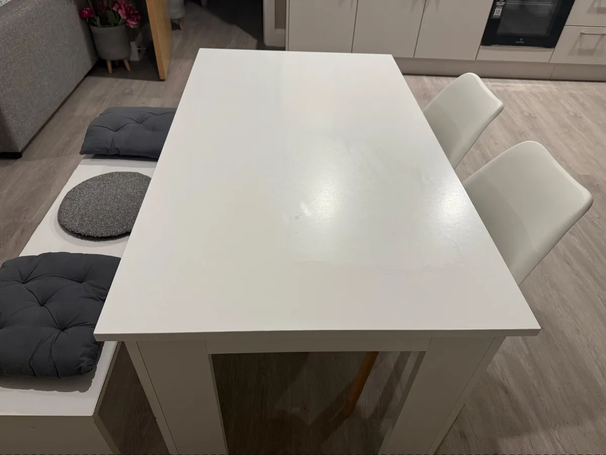 Table and chair - Image 1