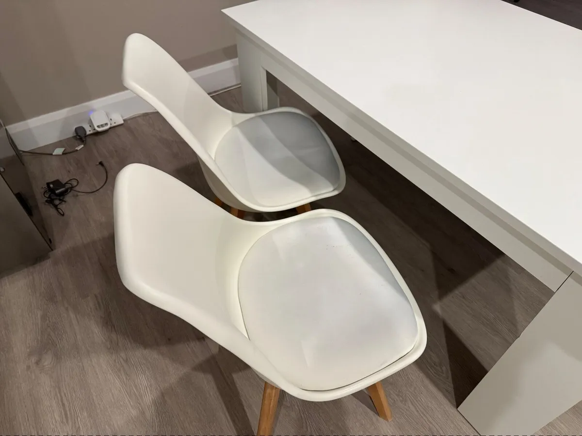 Table and chair - Image 3