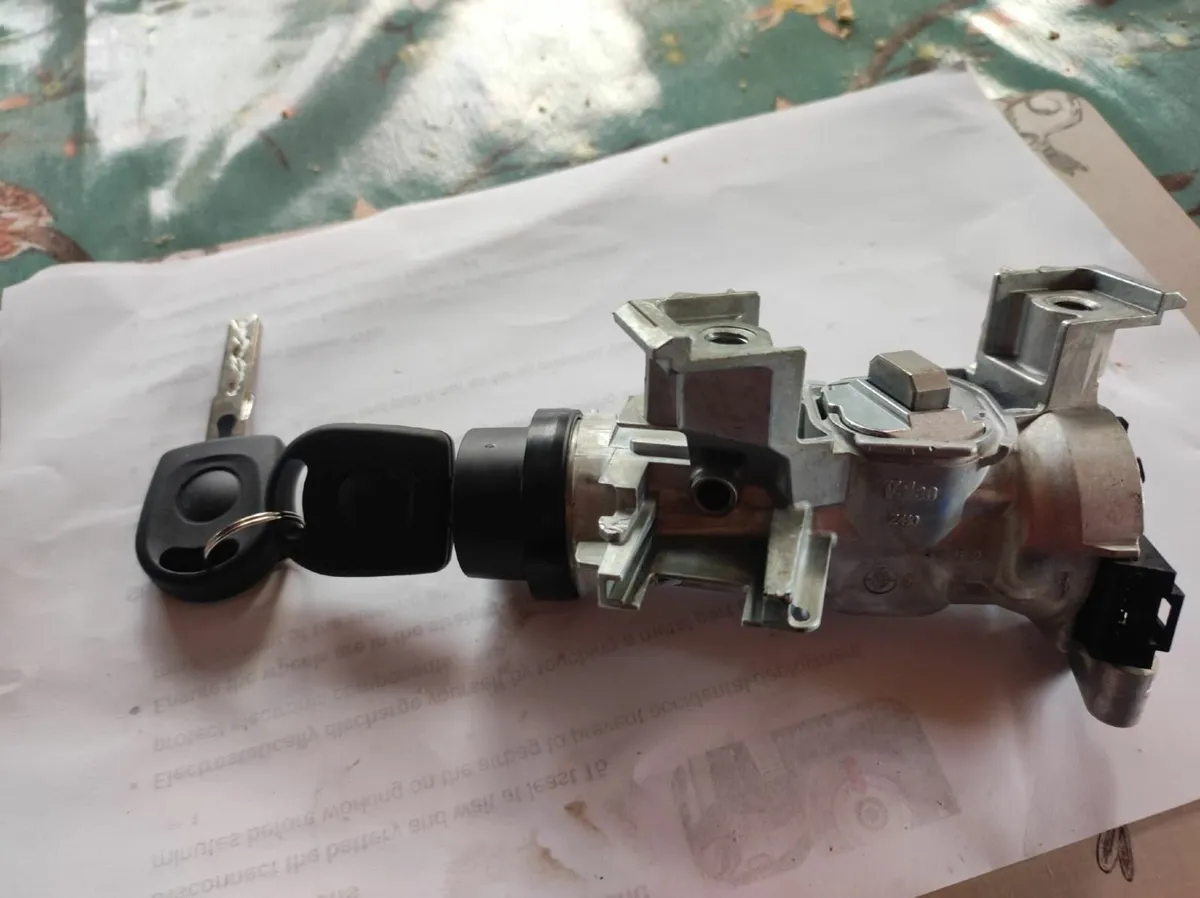 Ignition switch with 2 Keys VW Golf V 2008 - Image 2