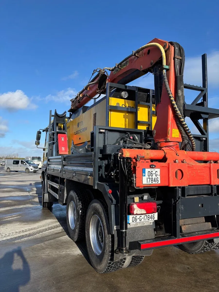 Man 6x6 pole driller. - Image 3