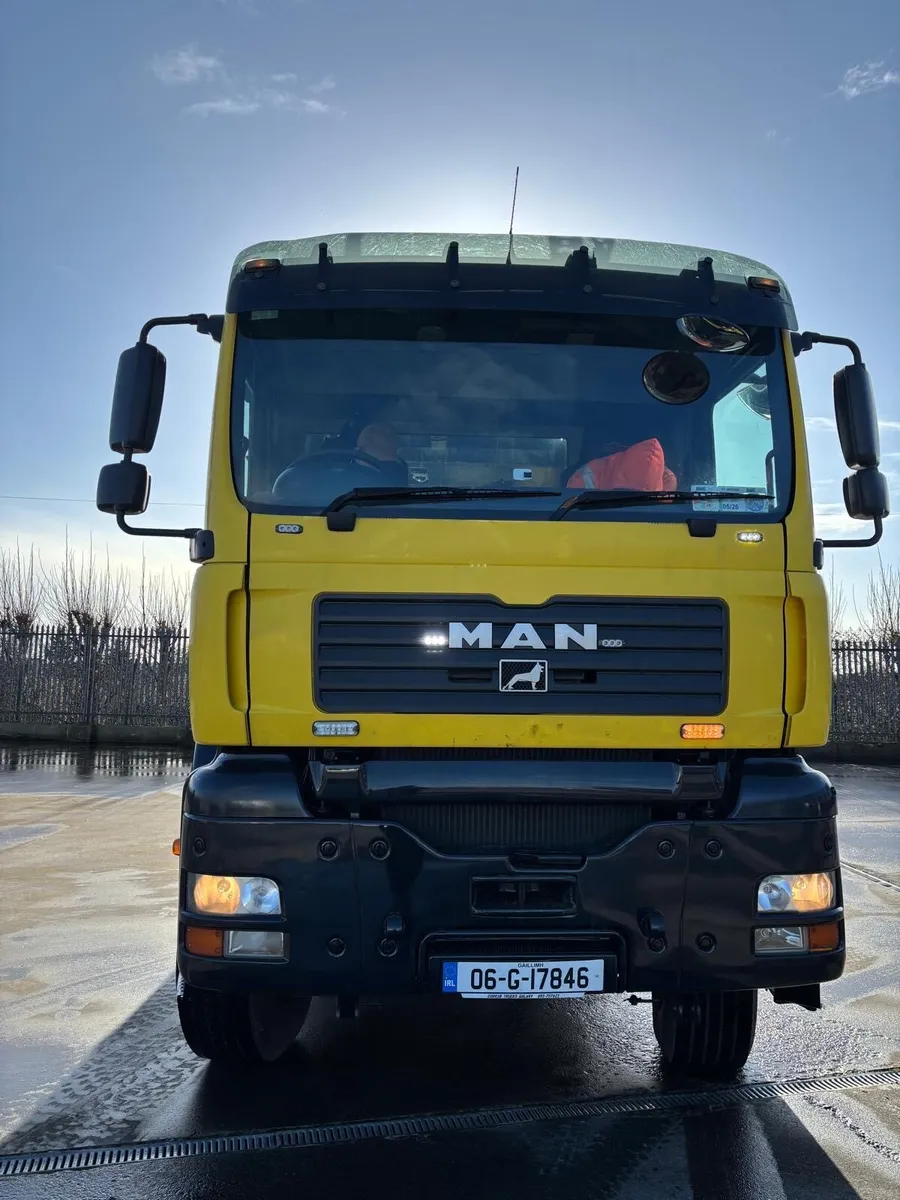 Man 6x6 pole driller. - Image 4