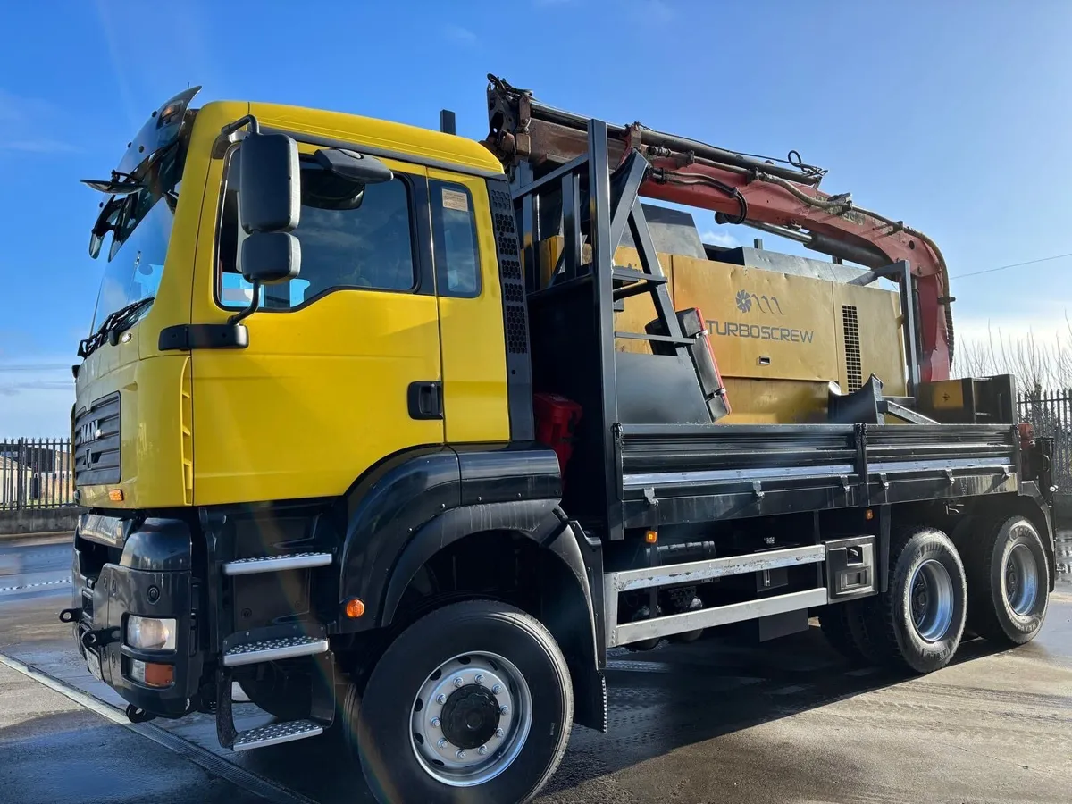 Man 6x6 pole driller. - Image 1