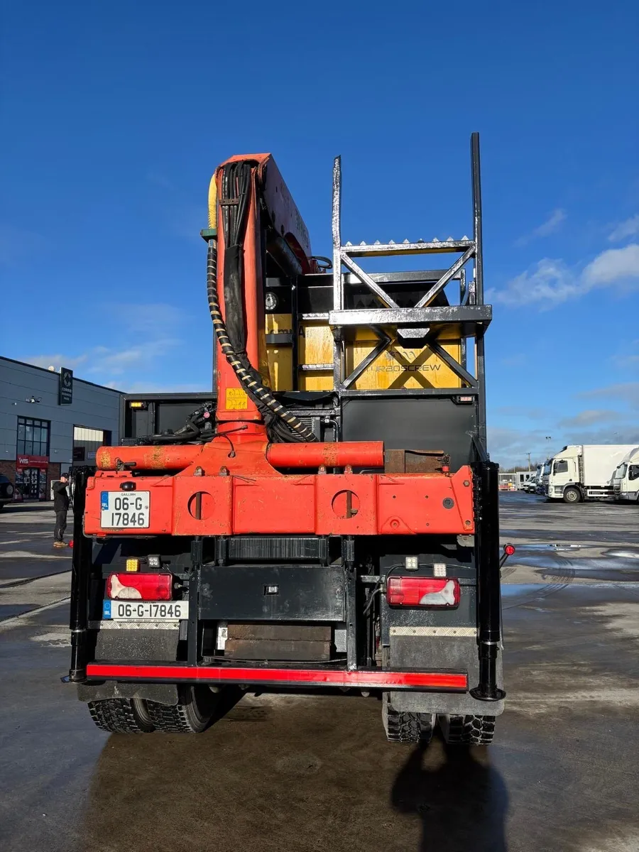 Man 6x6 pole driller. - Image 2