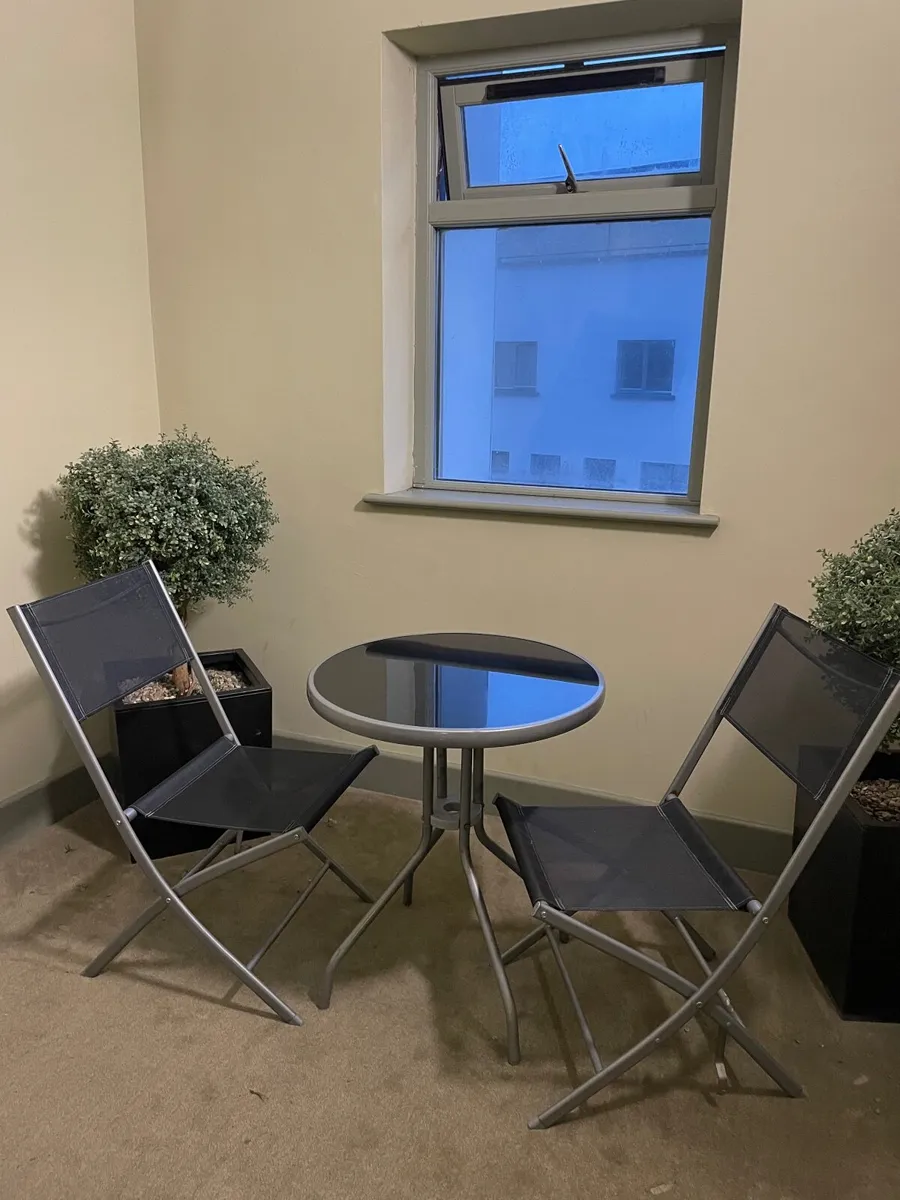 Three-piece set with two chairs and table - Image 4